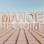 Maison préfabriquée en béton avec panneaux modulaires assemblés.