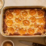 Dessert abricot : clafoutis aux abricots dorés, amandes et sucre roux