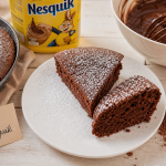 gateau au nesquik moelleux en 30 minutes sur assiette blanche