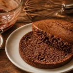 Gateau cacao moelleux tranché sur assiette blanche