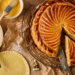 Recette pour la galette des rois à la frangipane : galette feuilletée dorée, crème amande