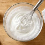 Monter des blancs en neige à la main, mousse ferme sans batteur, blancs au fouet ballon